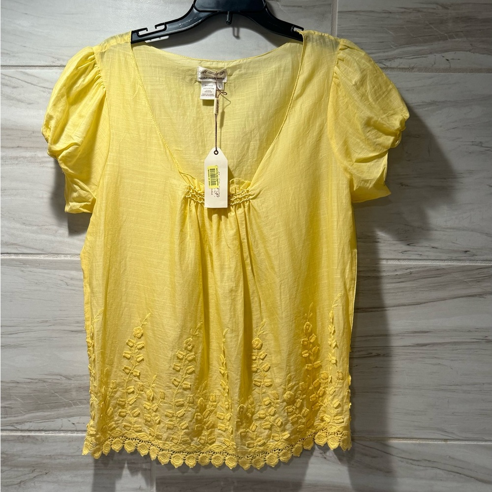 Women’s NWT MSSP Lightweight Yellow Top With Flower Detail On Bottom Size Large